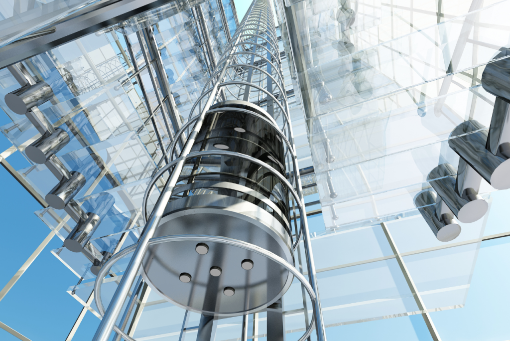 Blick von unten auf einen gläsernen Panoramaaufzug in einem modernen Gebäude mit viel Glas und Stahlkonstruktion.